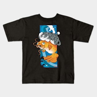 surfer tiger and his koi fish Kids T-Shirt